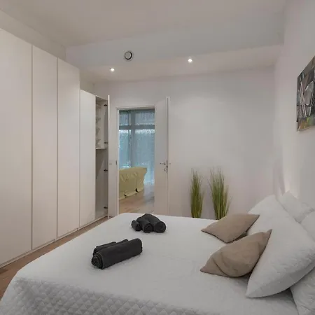 Apartment Deluxe 120 Mq , 4 Minuti A Piedi Dai Navigli Milan